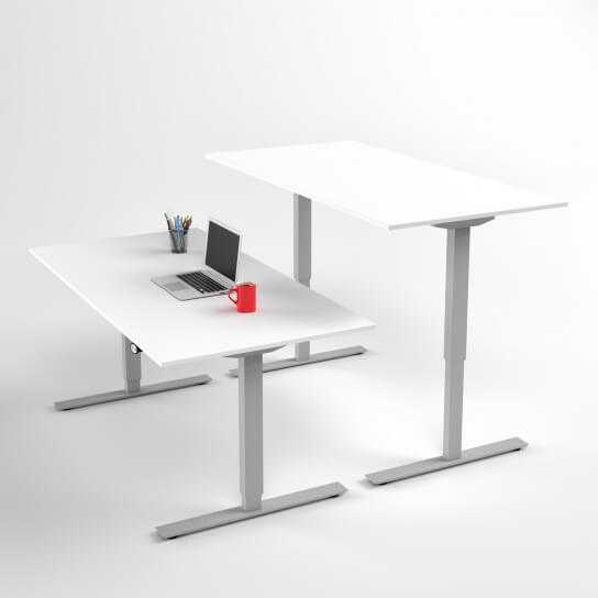 hoj-och-sankbart-skrivbord-silver-stativ-och-vit-skiva